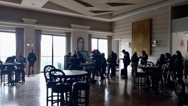 Empleados aprovechan el salón clausurado/Foto: Plácido Garza