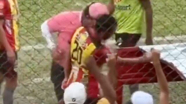 Entrenador agrede a su propio jugador