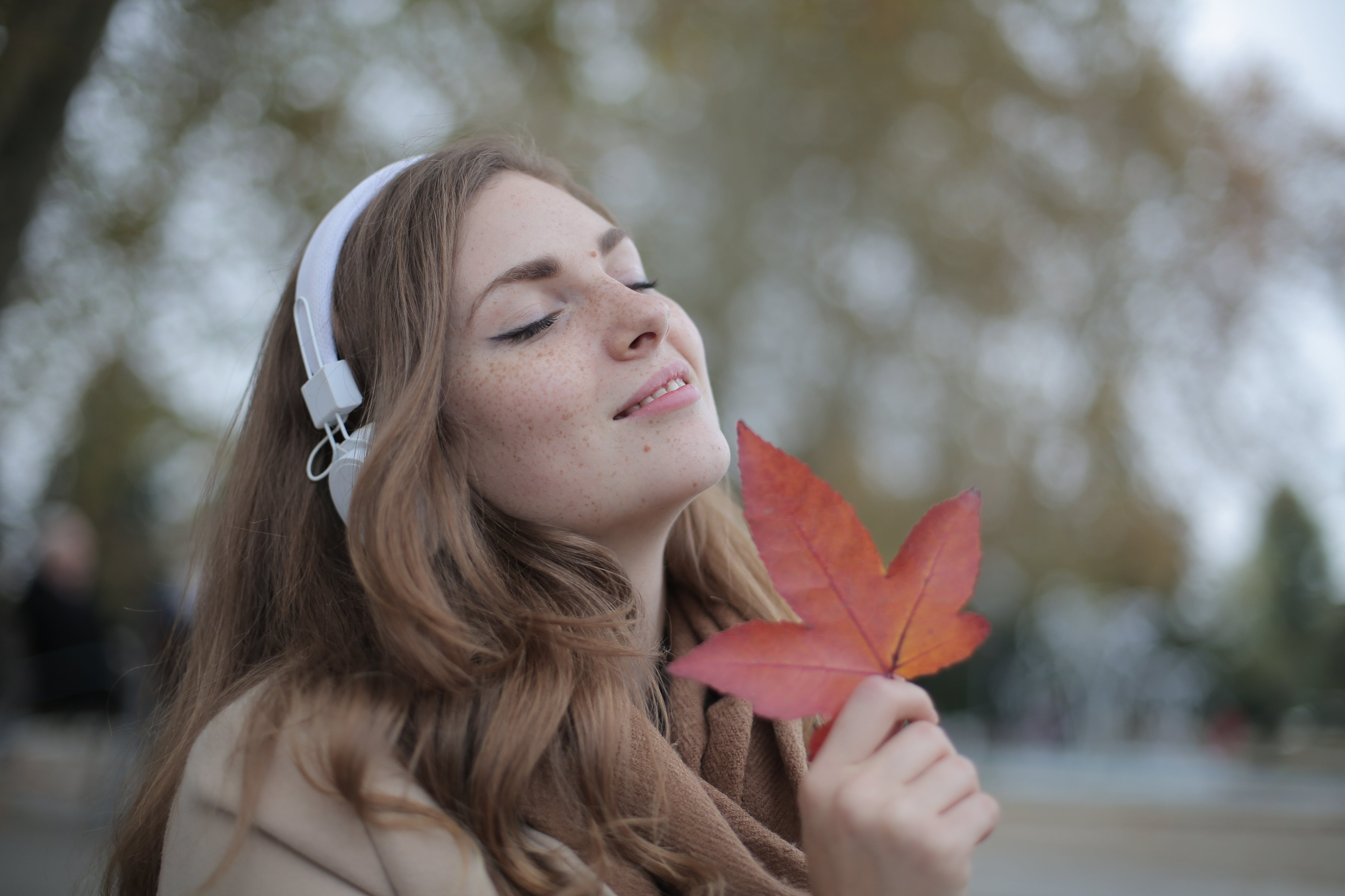 Mujer escuchando música