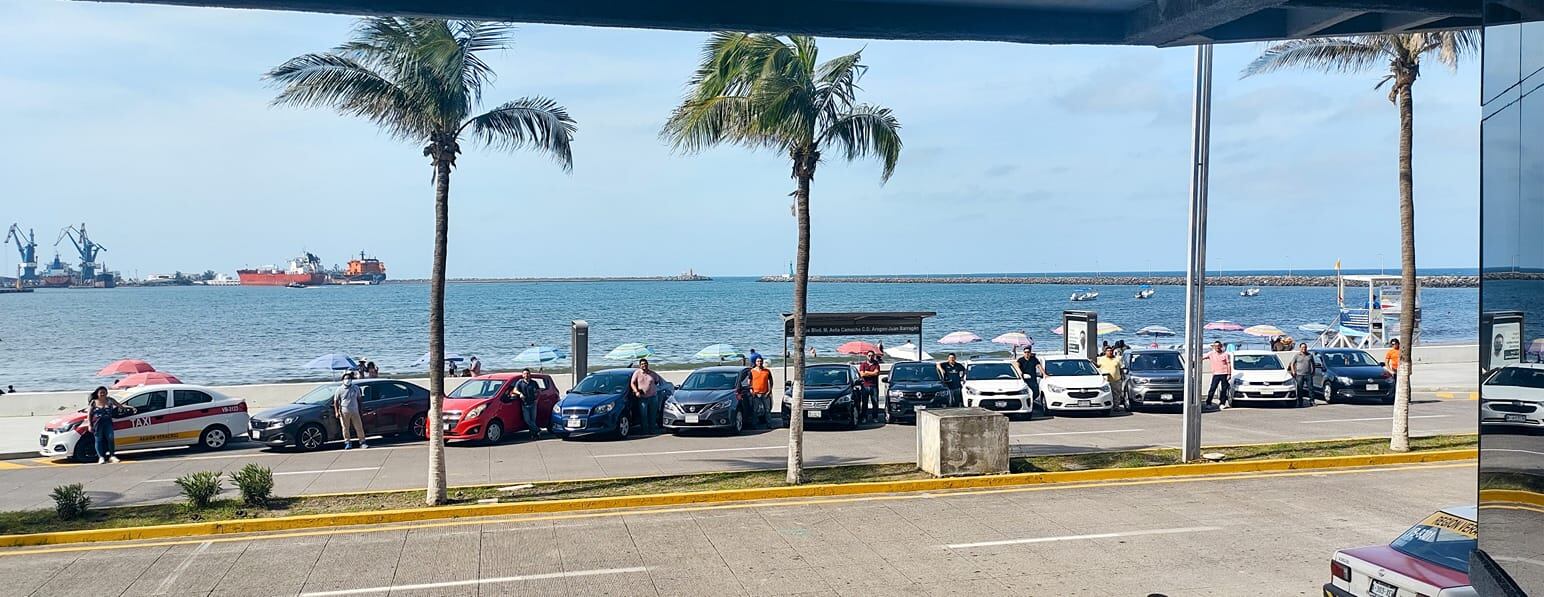 Ofrecen autos para las caravanas de graduación en Veracruz