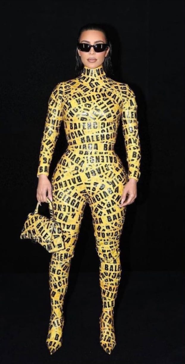 Kim Kardashian se encinta con extravagante atuendo Balenciaga