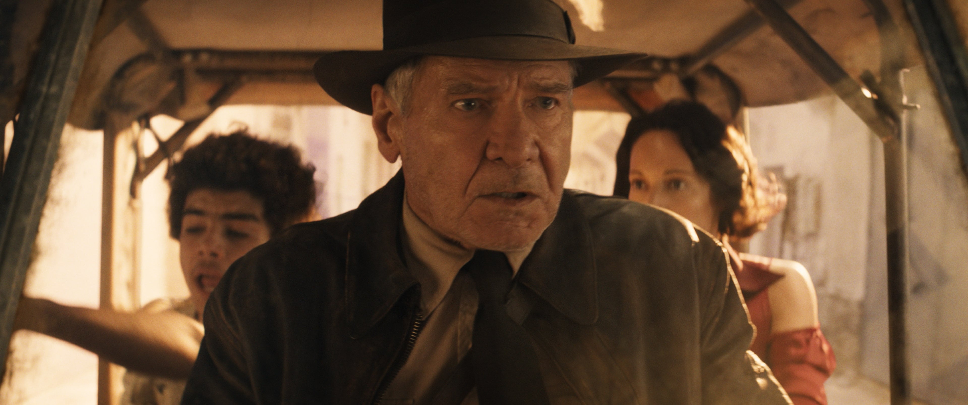 Ethann Isidore como Teddy, Harrison Ford como Indiana Jones y Phoebe Waller-Bridge como Helena en Indiana Jones y el Dial del Destino