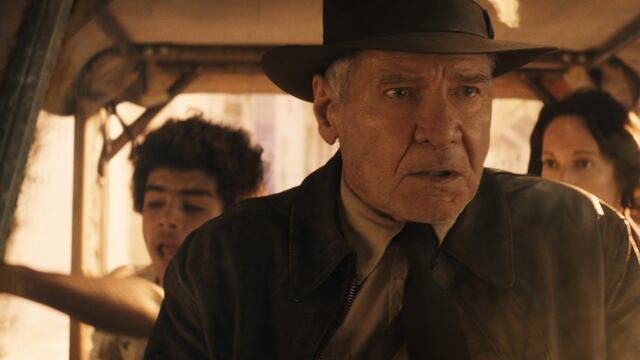 Ethann Isidore como Teddy, Harrison Ford como Indiana Jones y Phoebe Waller-Bridge como Helena en Indiana Jones y el Dial del Destino
