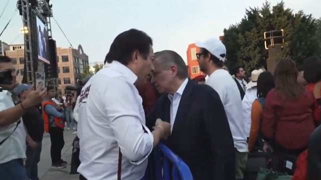 Mario Delgado da instrucciones a Arturo Zaldívar en cierre de campaña de Claudia Sheinbaum