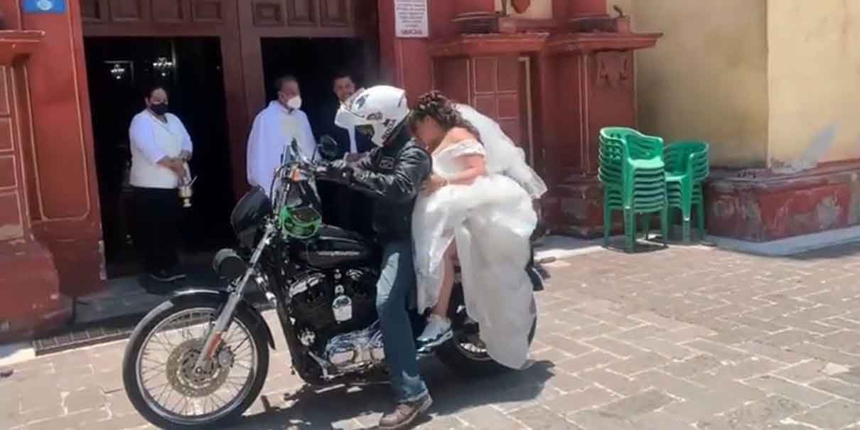 Le dan ride a novia para que llegue a su boda en moto