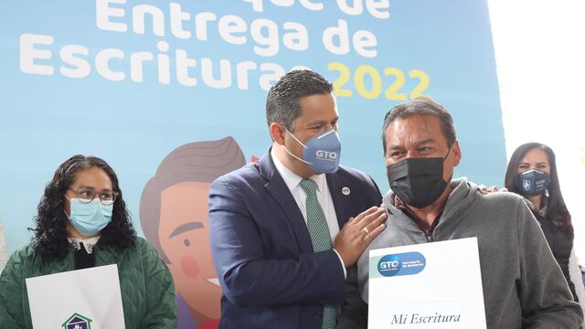 Diego Sinhue Rodríguez Vallejo en la entrega de escrituras