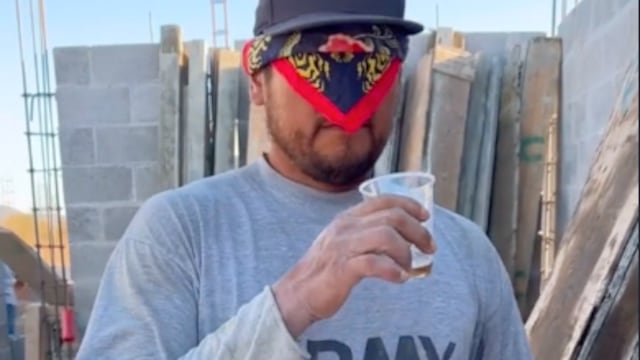 ¿Cuánto sabe un albañil de cervezas?