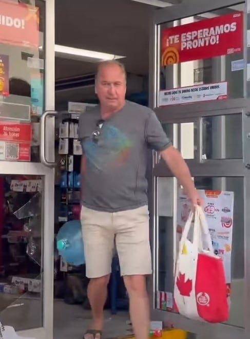 Extranjero robando en Oxxo de Puerto Vallarta