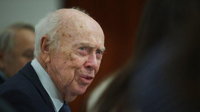 James Watson durante su visita a la Academia de Ciencias de Moscú, Rusia.