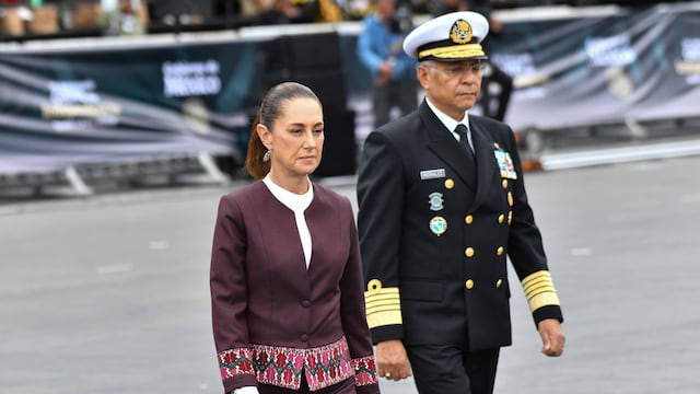 Claudia Sheinbaum, presidenta de México y Raymundo Pedro Morales Ángeles, secretario de Marina, y durante el desfile cívico militar conmemorativo del 215 Aniversario de la Independencia