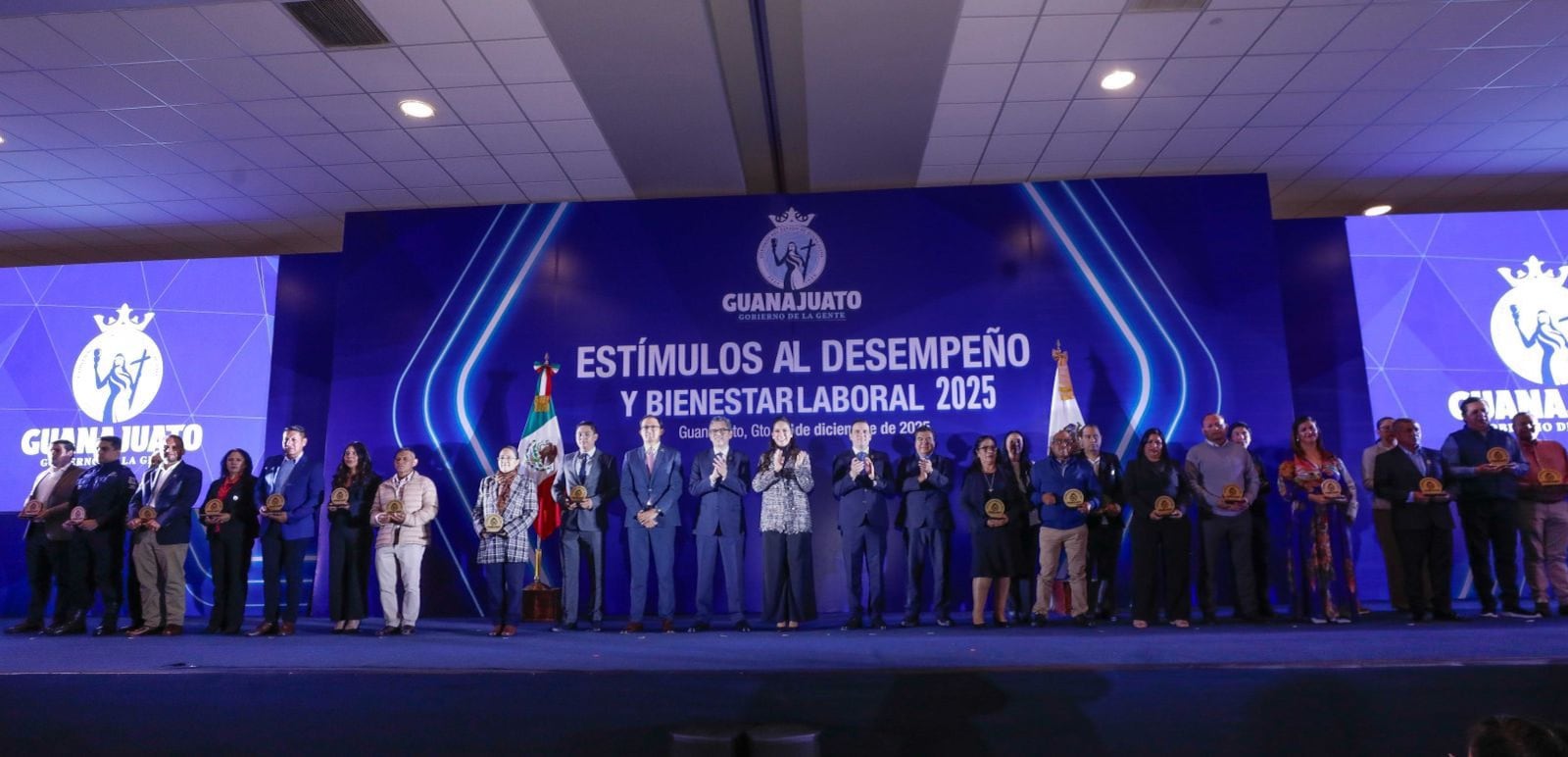 Libia Dennise reconoció a servidoras y servidores públicos con los Estímulos al Desempeño 2025