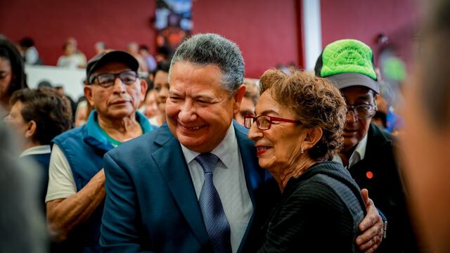 Julio Menchaca visita el Centro Gerontológico de Pachuca
