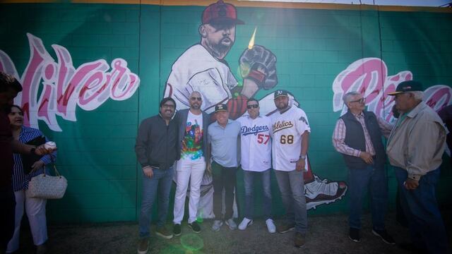 Homenaje a Óliver Pérez por parte de Juan de Dios Gámez Mendívil