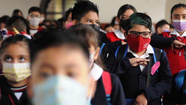 Niños realizan honores a la bandera durante la inauguración del nuevo ciclo escolar.