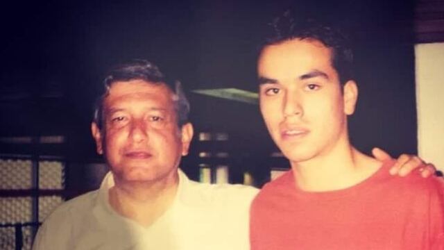 Foto de Jorge Álvarez Máynez de 21 años junto con AMLO en 2006