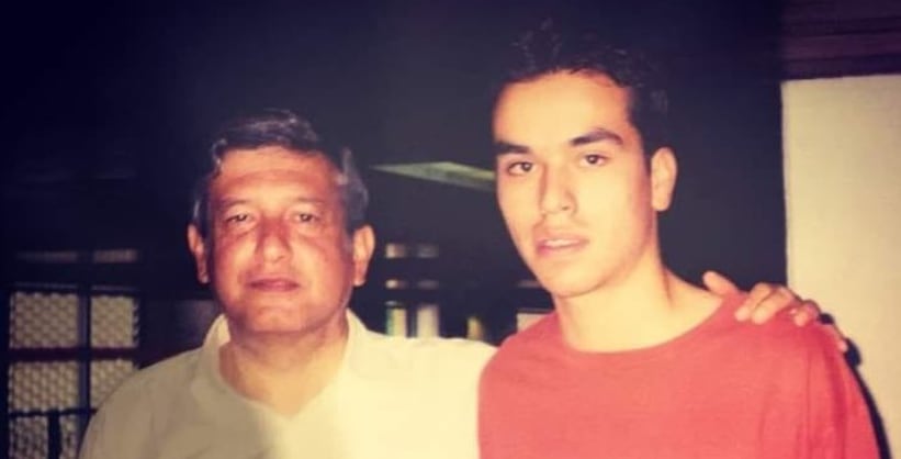 Foto de Jorge Álvarez Máynez de 21 años junto con AMLO en 2006