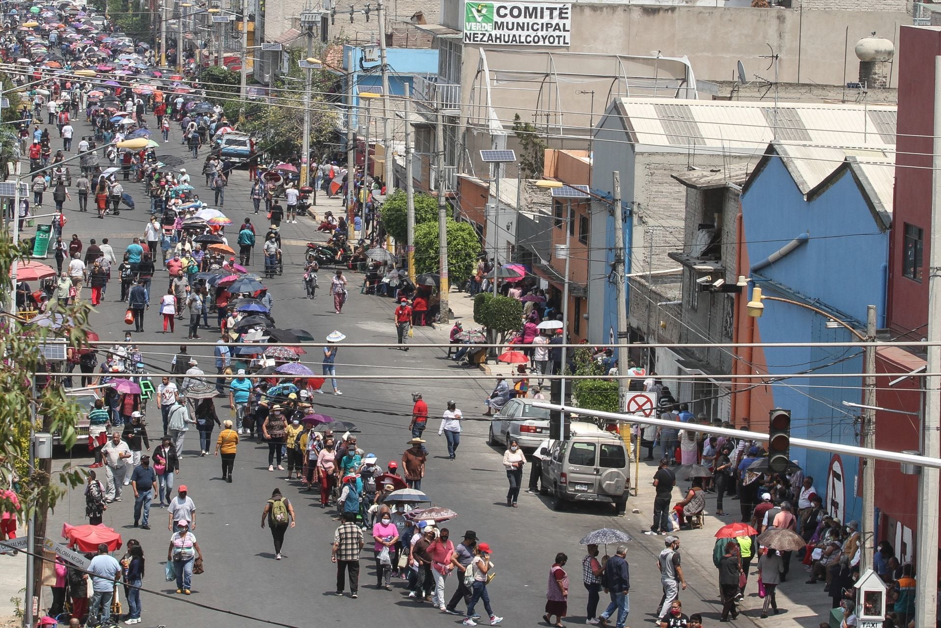 Gente se congrega para recibir vacuna contra coronavirus