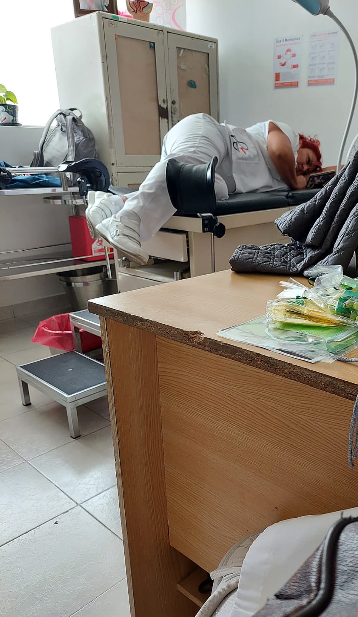 Enfermera Adriana Maqueta, de la clínica Ermita, durmiendo en su horario laboral