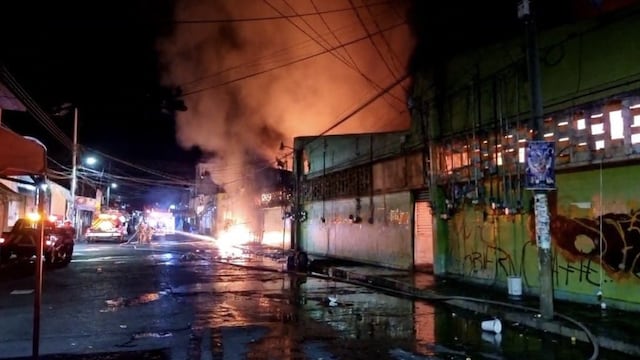 Incendio consume Mercado Hermenegildo Galeana en Cuautla, Morelos