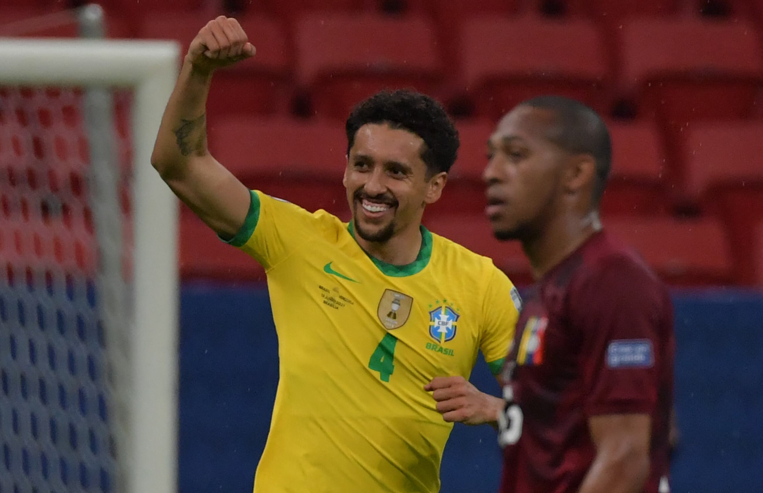 Marquinhos  celebra gol