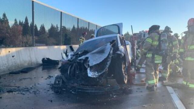 Un Tesla se incendió espontáneamente en una autopista de California; los bomberos requirieron más de 20 mil litros de agua para apagarlo