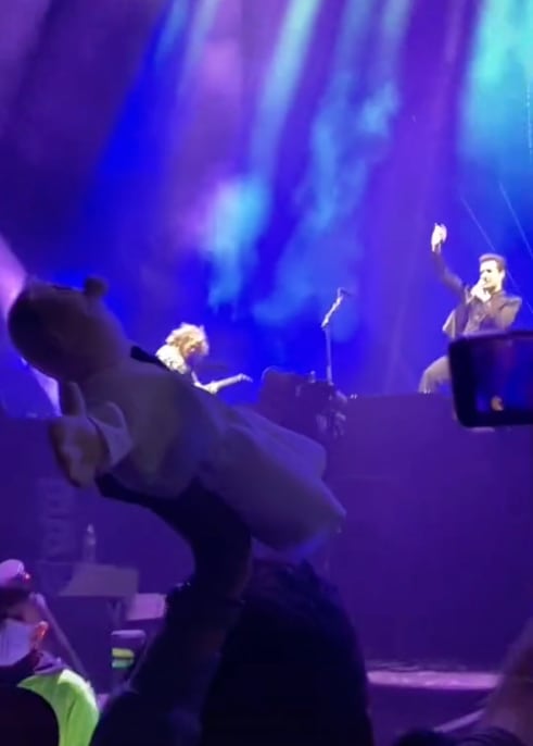 Muñeco de doctor Simi en concierto de The Killers