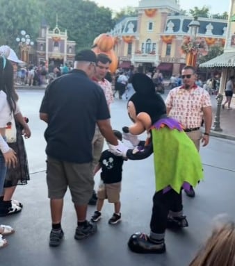 Mickey Mouse da lección a padre distraído en Walt Disney World
