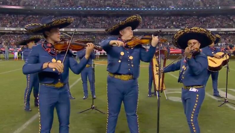 Así sonó el himno de Estados Unidos con mariachi en la NFL