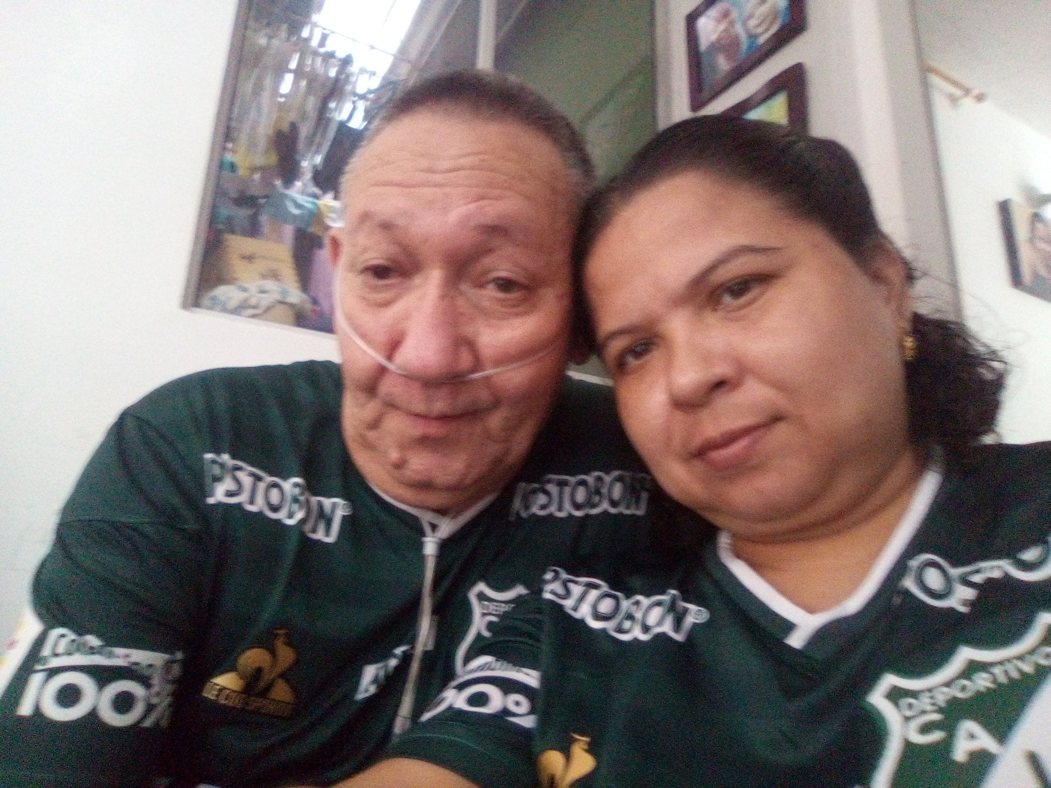 Víctor Escobar y su esposa