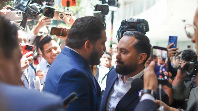 Los diputados Carlos Gutiérrez Mancilla (PRI) y Arturo Ávila (Morena), se enfrentaron verbalmente en el Patio del Federalismo