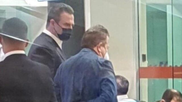Adrián de la Garza en el aeropuerto
