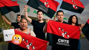 CNTE amenaza con tomar el AICM; piden a pasajeros tomar precauciones