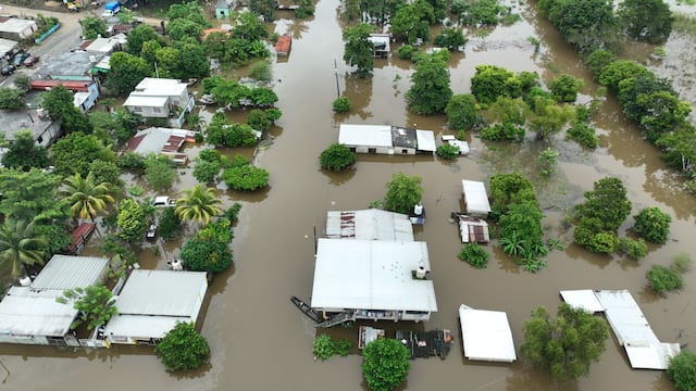 Río Coatzacoalcos se desborda y deja estas imágenes