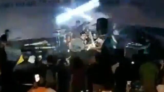 Momento en que la ola arrasa con el evento