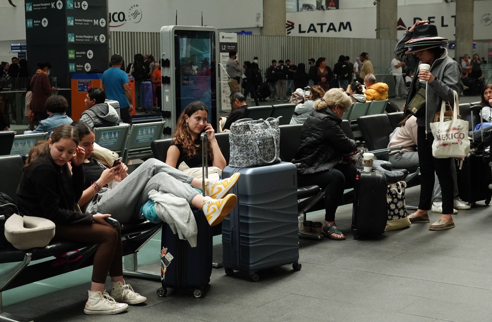 Suspensión de actividades y retraso en los vuelos se vivió por la presencia de ceniza en el AICM