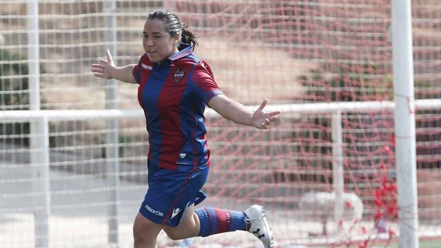 Corral festeja el tanto de su equipo.