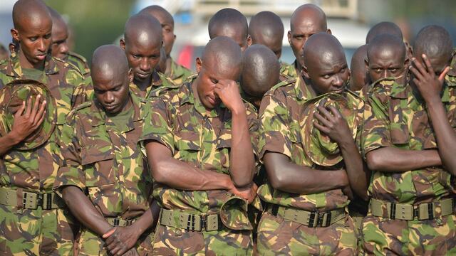 Soldados kenianos velan a camaradas asesinados por EI