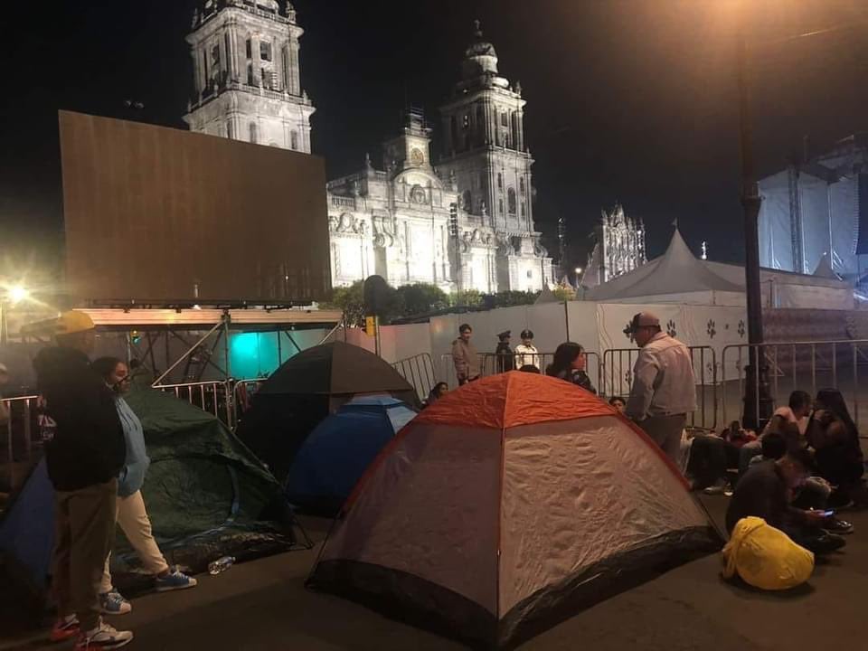 Fans de Rosalia acampan en el Zócalo
