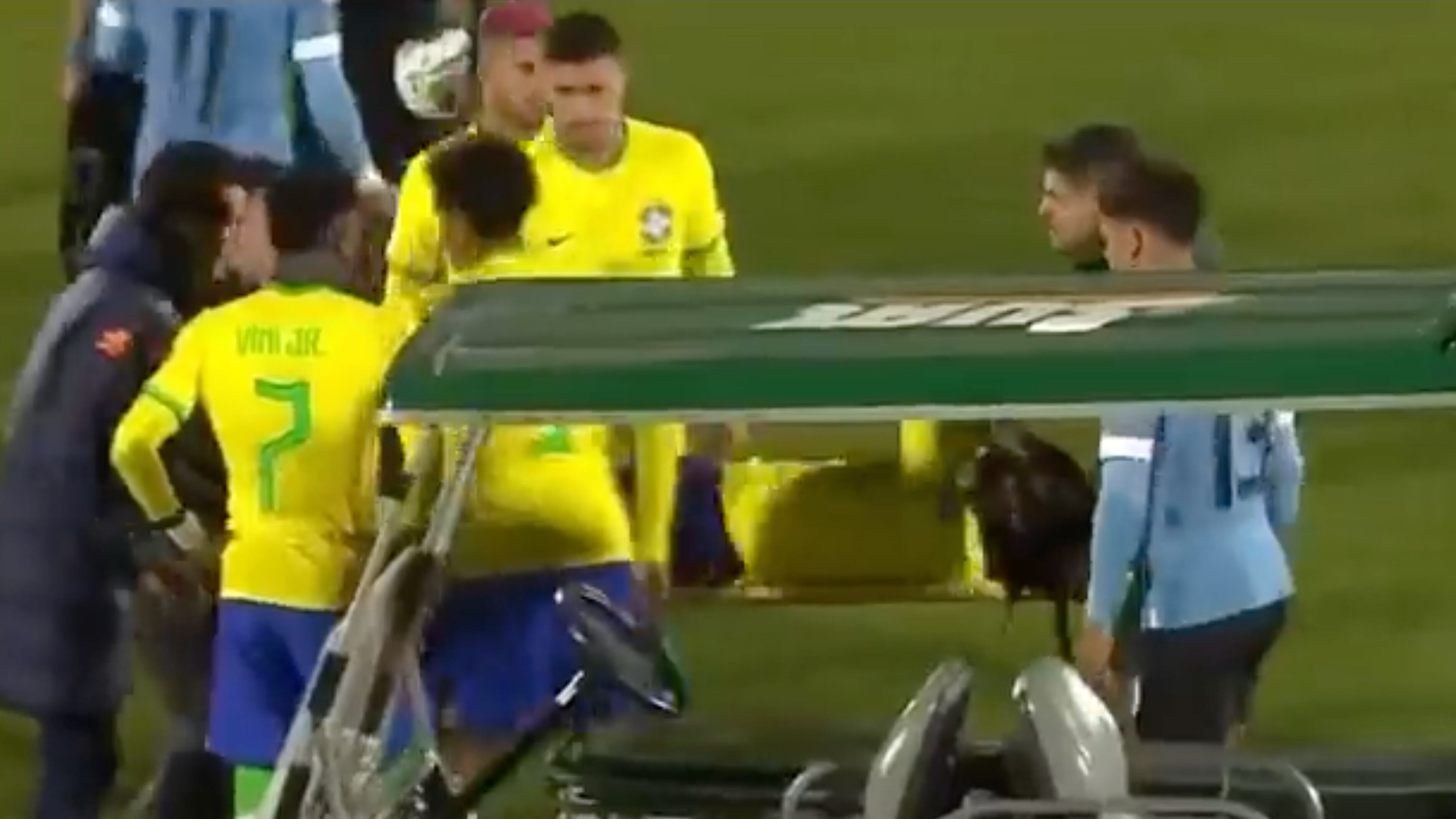 Neymar vuelve a sufrir terrible lesión; rompió en llanto al salir en camilla