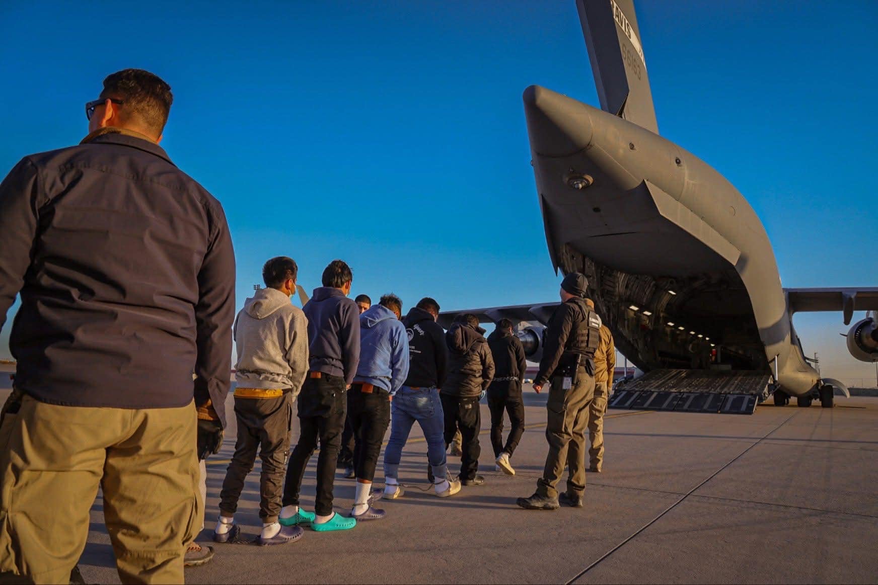 Brasil reclama a Estados Unidos: esposó a migrantes deportados en avión a Manaos
