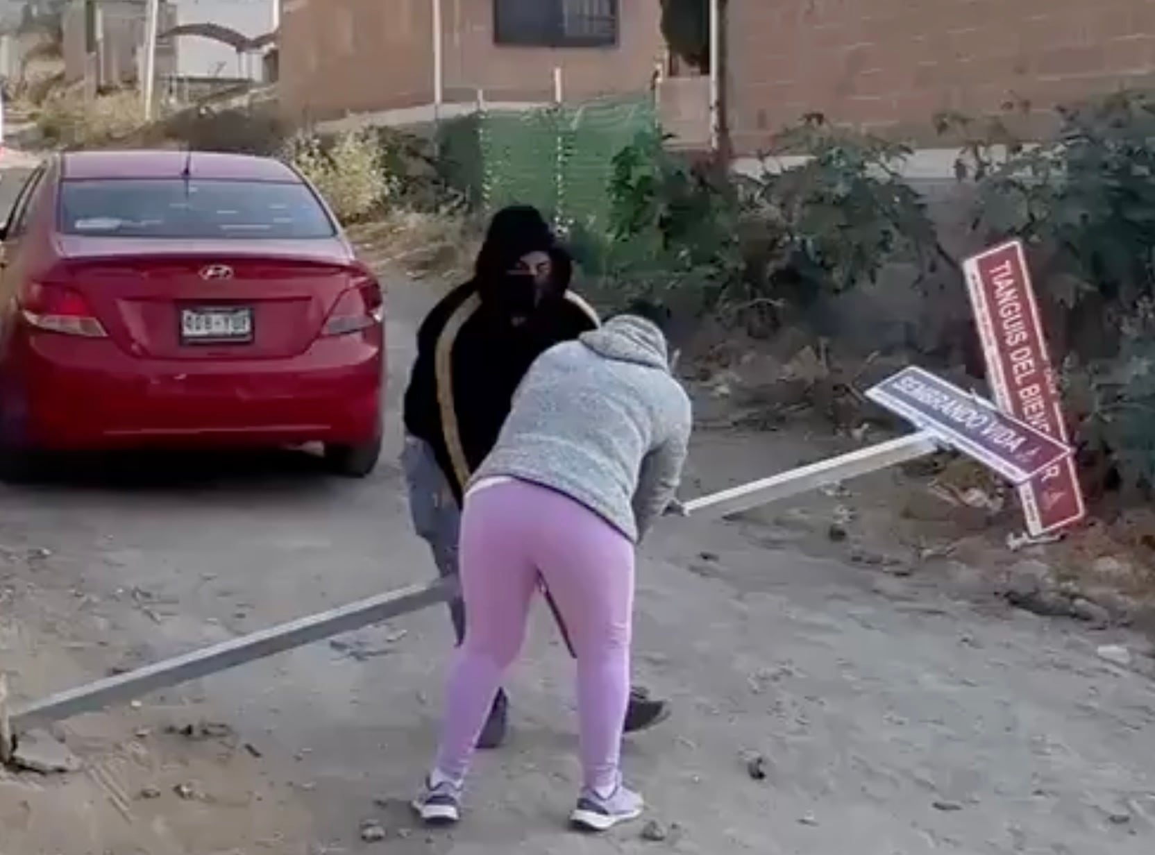 Vecinos quitan letreros con nombres de calles de la colonia La Cuarta Transformación en Tultitlán