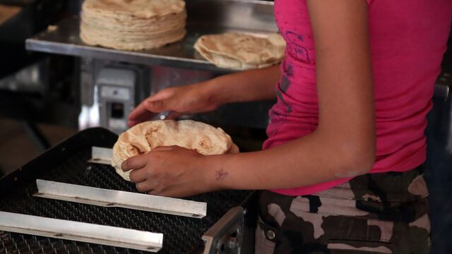Tortilla. Por acaparamiento de maíz se vende hasta en 18 pesos el kilo.