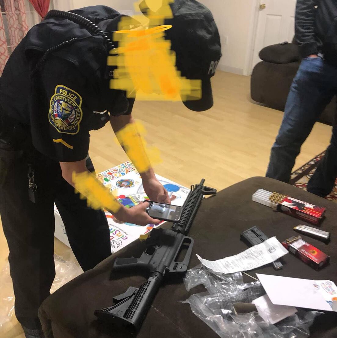 Este es el rifle semiautomático que estaba dentro de la caja.