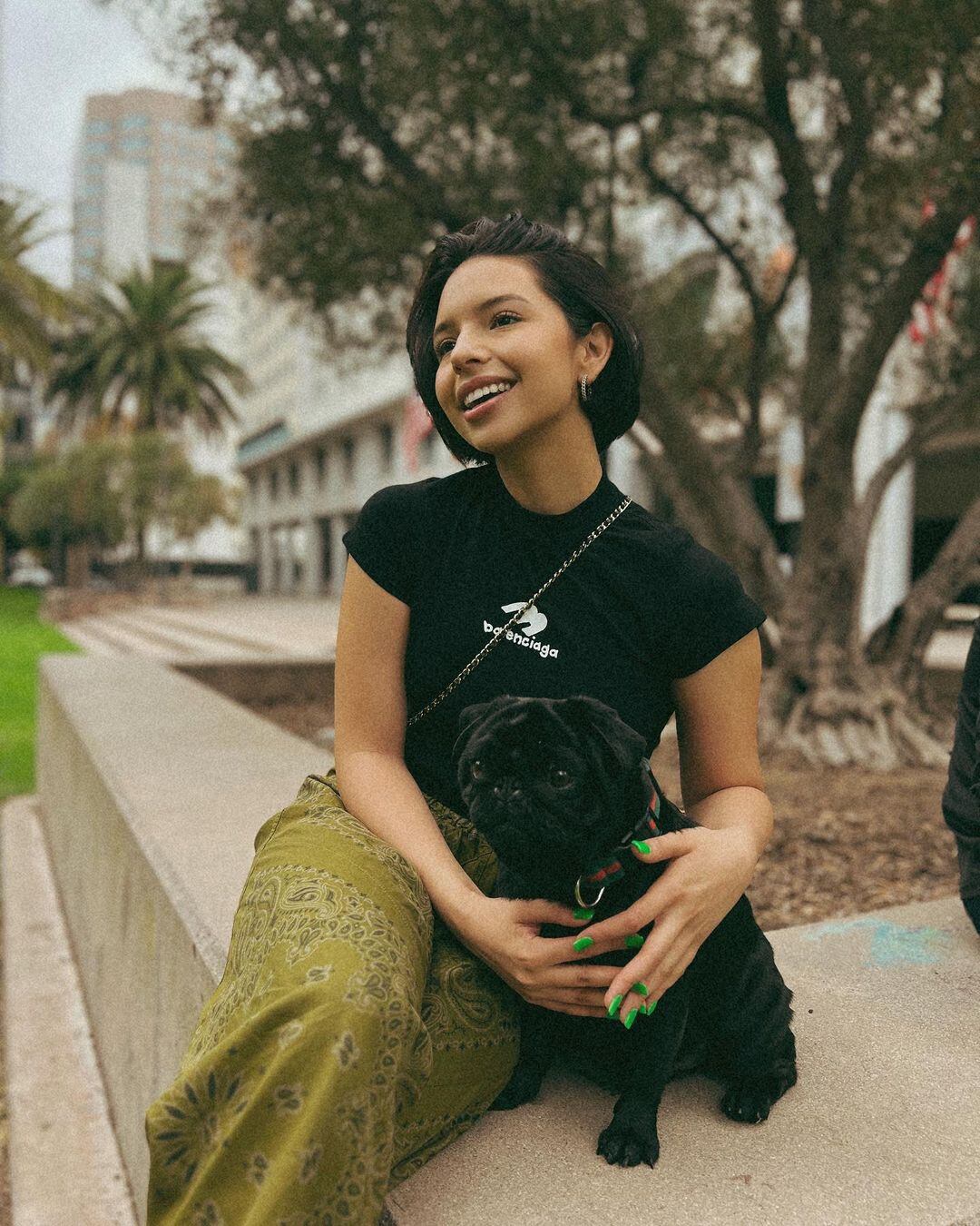 Ángela Aguilar usa una lujosa camiseta de Balenciaga