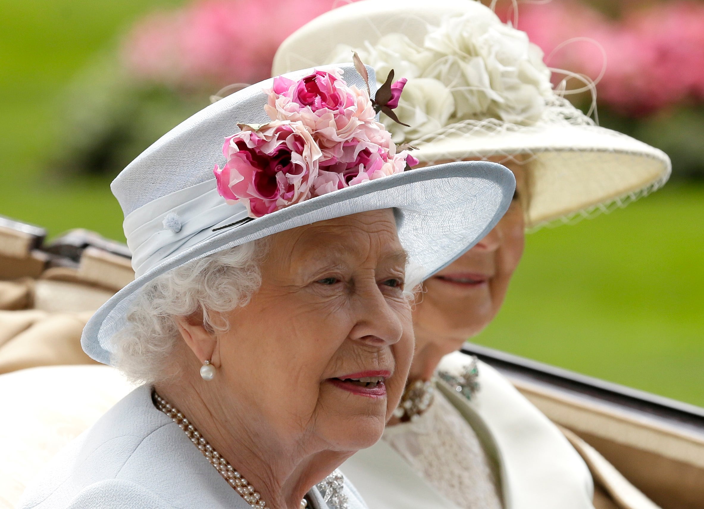 En esta imagen de archivo, la reina Isabel II de Inglaterra, llega a las carreras de caballos de Ascot en un carruaje tirado por caballos acompañada por la princesa Alexandra, en Ascot, Inglaterra, el 20 de junio de 2018. (AP Foto/Tim Ireland, archivo)