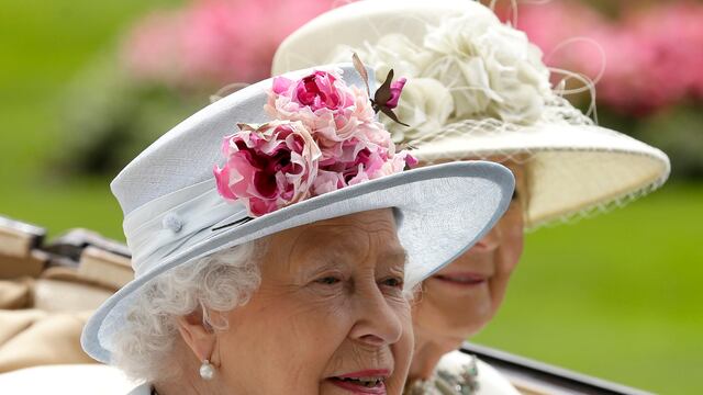 En esta imagen de archivo, la reina Isabel II de Inglaterra, llega a las carreras de caballos de Ascot en un carruaje tirado por caballos acompañada por la princesa Alexandra, en Ascot, Inglaterra, el 20 de junio de 2018. (AP Foto/Tim Ireland, archivo)