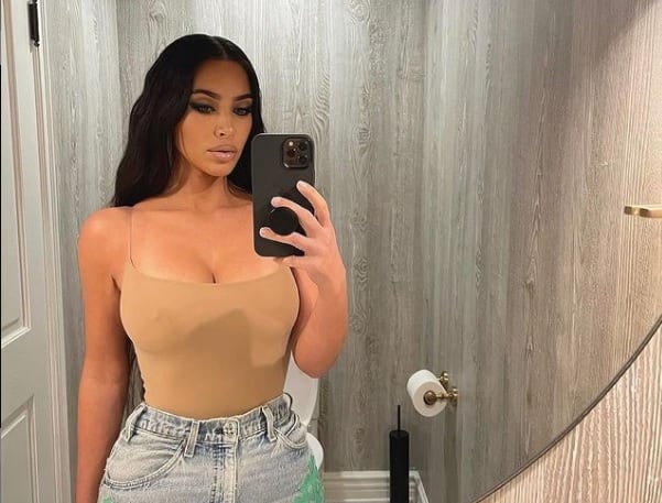 Kim Kardashian es criticada por no respetar código de vestimenta