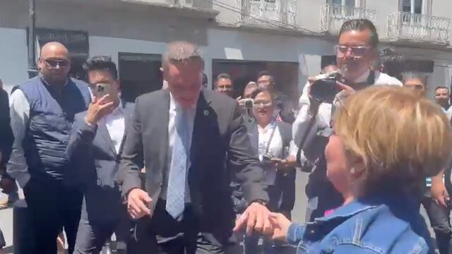 Video: Adrián Ruvalcaba muestra sus mejores pasos en protesta de sonideros afuera del Congreso de CDMX.