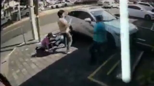 Hombre golpea a pareja de adultos mayores sin motivo en Colima