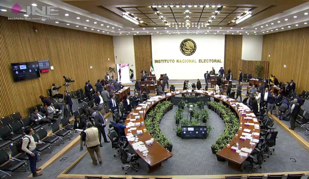 Evacúan Salón del INE por sismo del 26 de septiembre